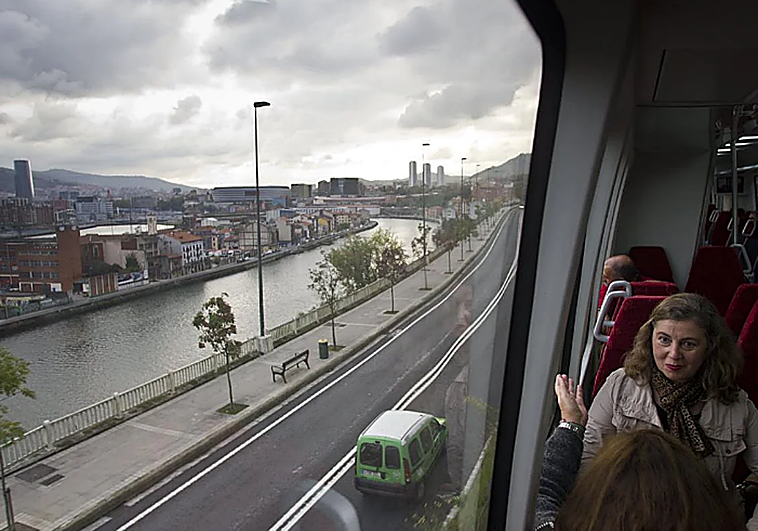 El viraje del Ministerio sobre el tren Santander-Bilbao alivia a los alcaldes pero enciende al Gobierno cántabro